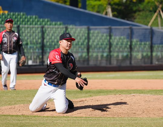 戰神身障險勝女棒明星隊　「獨臂投手」徐耀郡盼下次挑戰周思齊